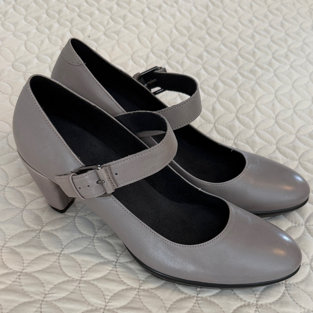 Ecco Classic Mary Jane Block Heel Pumps in Light Gray